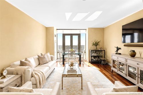 ph2c-10 City Pl, White Plains, NY, 10601-3338 | Card Image