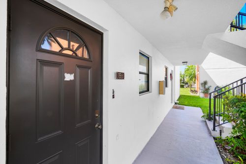 516 Osprey Dr, Delray Beach, FL, 33444-2038 | Card Image