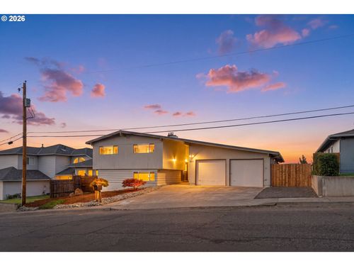 907 E 18th St, TheDalles, OR, 97058 | Card Image