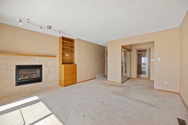 28 Stradwick Way Sw, Home with 3 bedrooms, 3 bathrooms and 2 parking in Calgary AB | Image 15