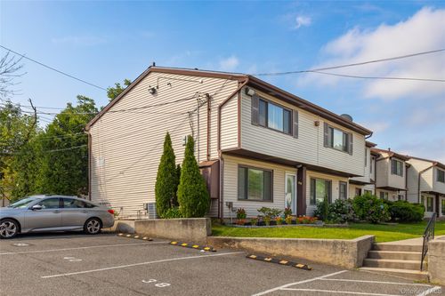 40 Raily Ct, Staten Island, NY, 10312-1677 | Card Image