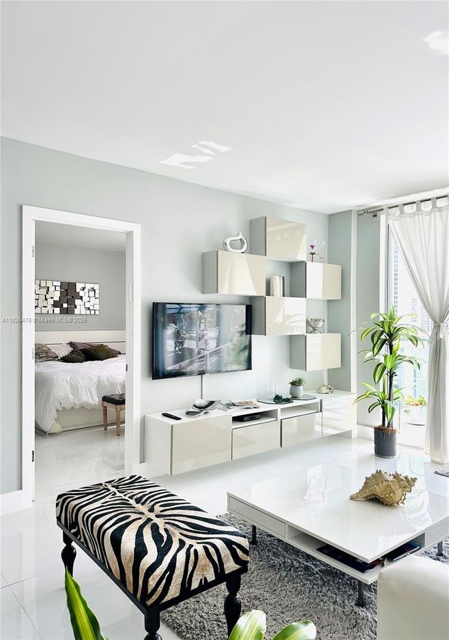 APT-911 - 19390 Collins Ave, Condo with 2 bedrooms, 1 bathrooms and null parking in Sunny Isles Beach FL | Image 4