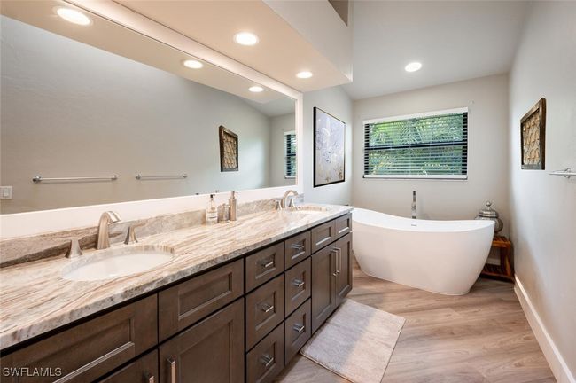 27113 Oakwood Lake Dr, House attached with 3 bedrooms, 3 bathrooms and null parking in BONITA SPRINGS FL | Image 23