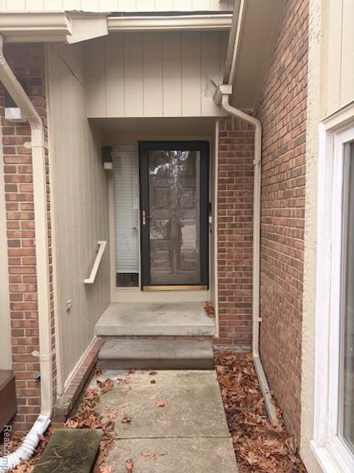 5541 Walnut Creek Cir, West Bloomfield, MI, 48322 | Card Image