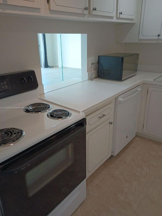 L - 500 Executive Center Dr, Condo with 1 bedrooms, 1 bathrooms and null parking in West Palm Beach FL | Image 7