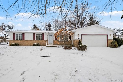 4362 Meadowlark Dr, Grand Blanc, MI, 48439-7939 | Card Image