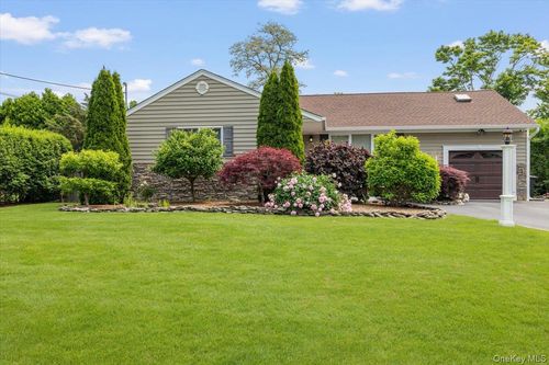 13 Colonial Ln, Bellport, NY, 11713-2905 | Card Image