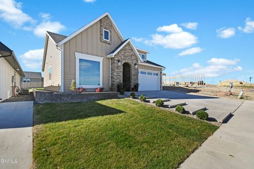 3033 27th Ave W, Williston, ND, 58801-6610 | Card Image