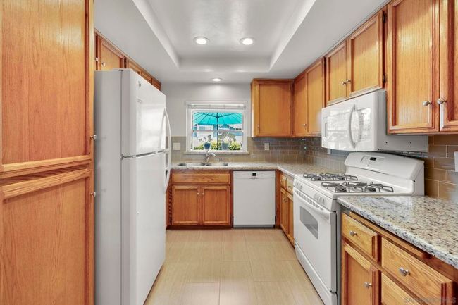 677 Summer View Cir, Townhouse with 2 bedrooms, 3 bathrooms and 2 parking in Encinitas CA | Image 10