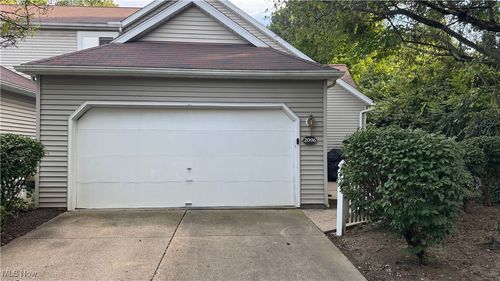 2096 Hidden Hollow Ln, Akron, OH, 44313-8139 | Card Image