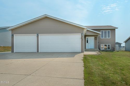 3623 Roosevelt Dr, Bismarck, ND, 58503-5841 | Card Image