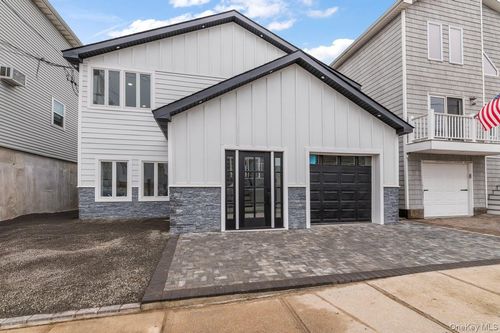 873 S 7th St, Lindenhurst, NY, 11757-5516 | Card Image
