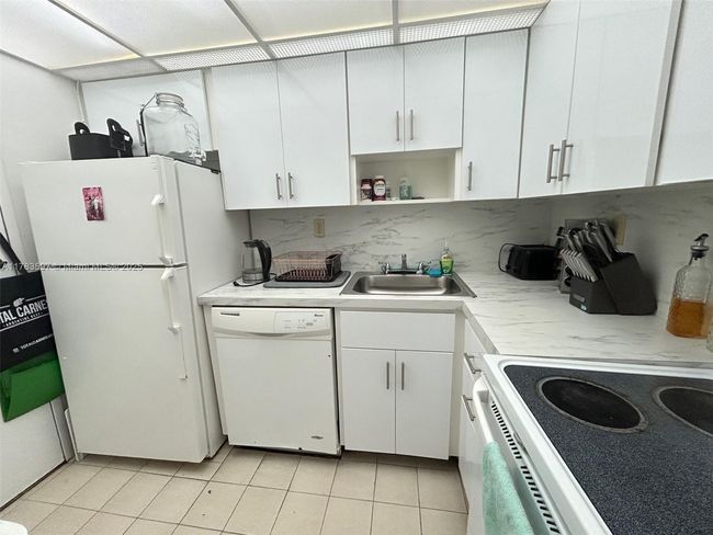 APT-410 - 2899 Collins Ave, Condo with 0 bedrooms, 1 bathrooms and null parking in Miami Beach FL | Image 11