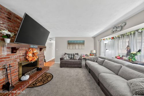 2114 Anderson Dr, Jefferson City, MO, 65109-0810 | Card Image