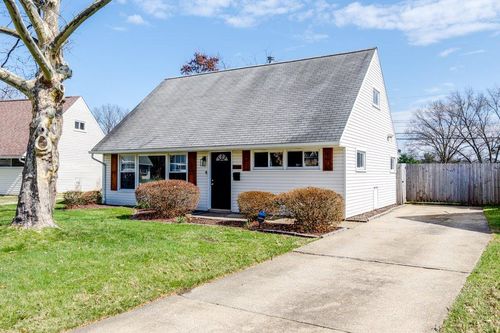 2331 Larchdale Dr, Cuyahoga Falls, OH, 44221-3635 | Card Image