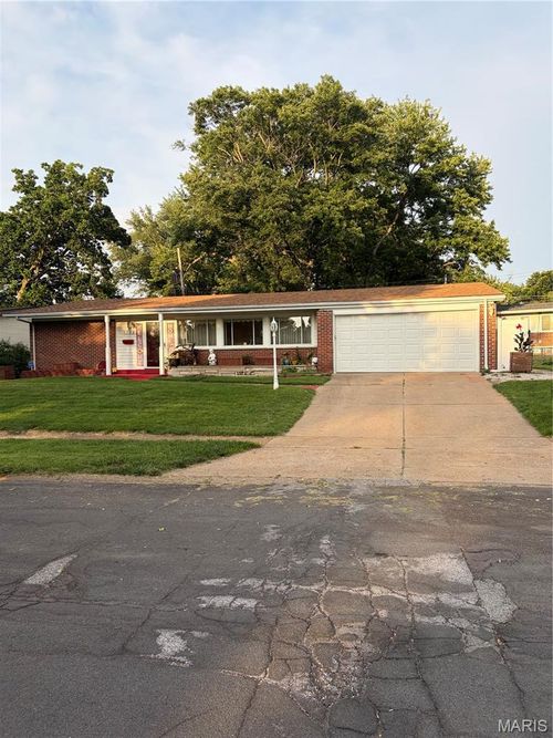 1360 Nashua Drive, Florissant, MO, 63033 | Card Image