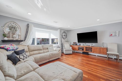 47 2nd St, Ronkonkoma, NY, 11779-5352 | Card Image