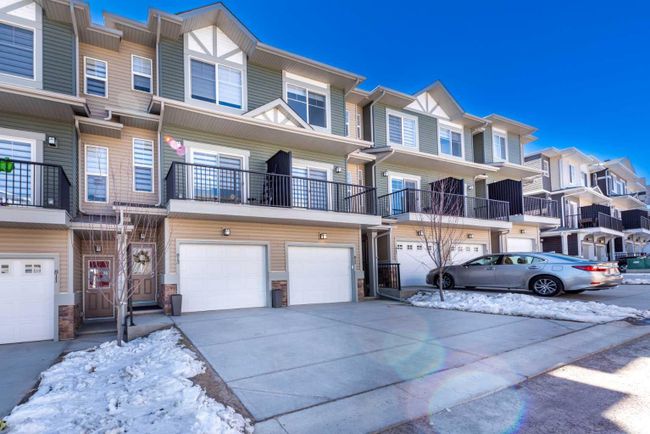 813 Sage Hill Grove Nw, Home with 3 bedrooms, 3 bathrooms and 2 parking in Calgary AB | Image 2