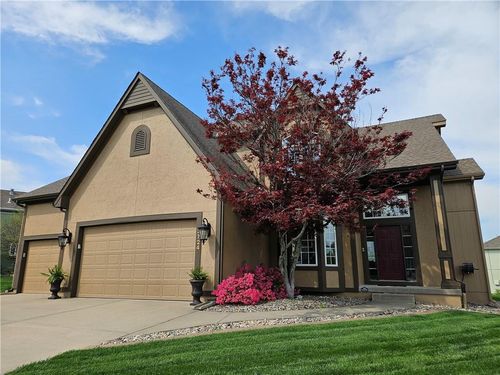 2724 Sw Monarch Dr, Lee's Summit, MO, 64082-2326 | Card Image