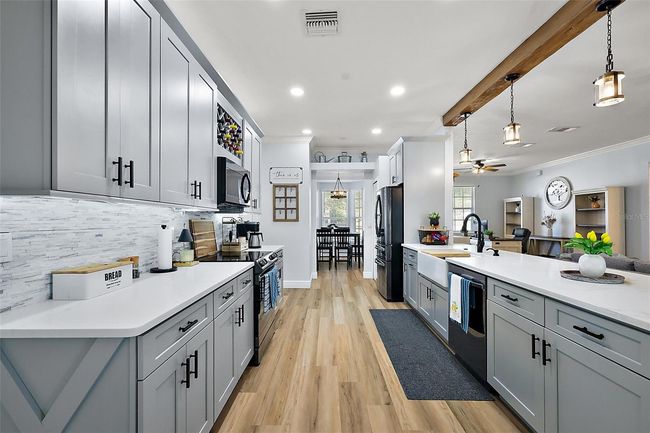 Quartz countertops and farmhouse sink | Image 6