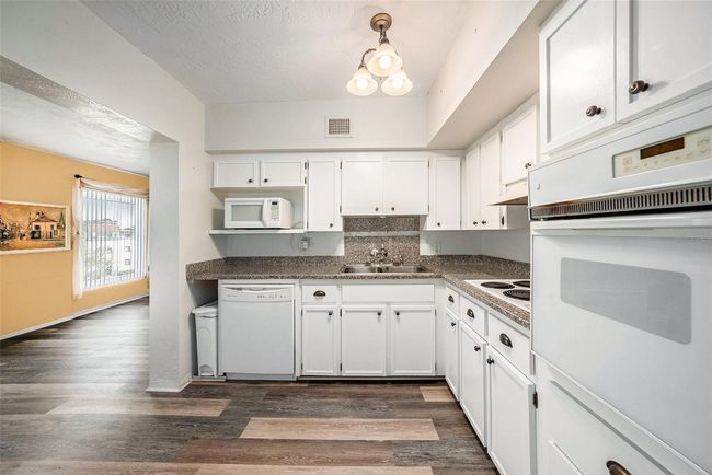 APT-66 - 2002 Australia Way E, Condo with 2 bedrooms, 2 bathrooms and null parking in CLEARWATER FL | Image 9