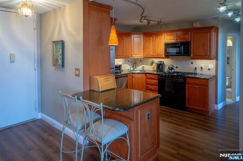 555 North Ave, Fort Lee, NJ, 07024-2404 | Card Image