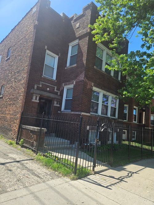 4015 W Potomac Avenue, Chicago, IL, 60651 | Card Image