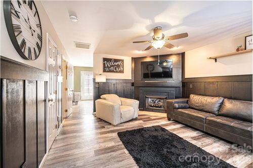 2222 15th Ave Ne, Hickory, NC, 28601-2924 | Card Image