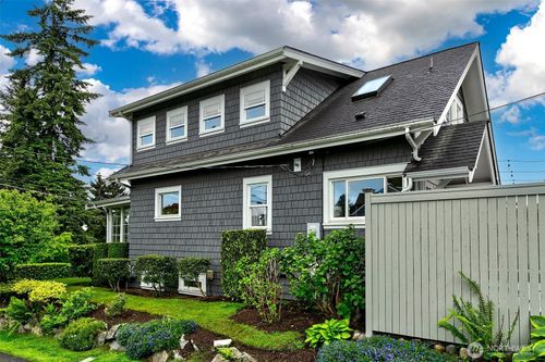 5761 35th Ave Ne, Seattle, WA, 98105-2331 | Card Image
