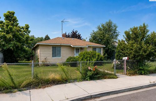 306 Adams St, Grandview, WA, 98930-1002 | Card Image