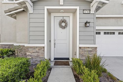 16765 Stags Leap Ln, Fontana, CA, 92336-6127 | Card Image