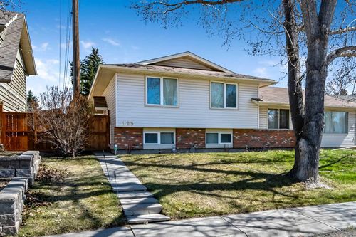 323 Woodvale Cres Sw, Calgary, AB, T2W3L3 | Card Image