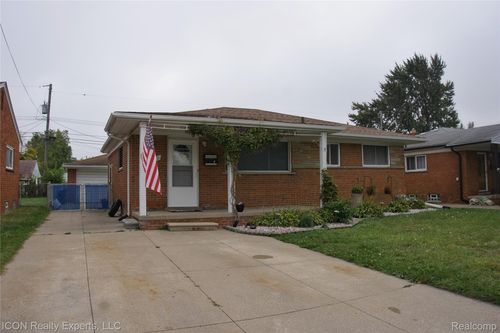 27180 W Crestmont St, Roseville, MI, 48066-2713 | Card Image