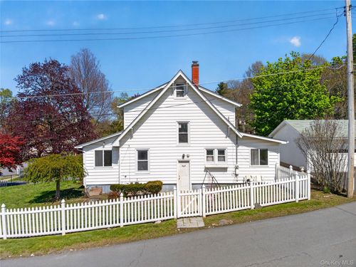 82 California Ave, Middletown, NY, 10940-6140 | Card Image