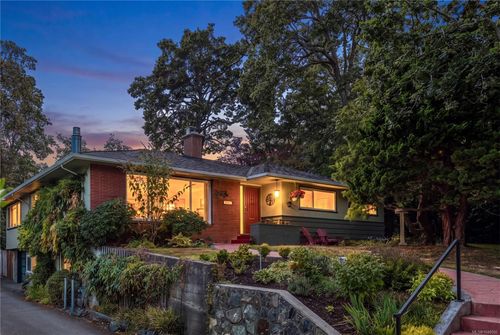 2083 Renfrew Rd, Victoria, BC, V8P1S3 | Card Image