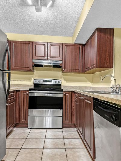 103 - 250 Palm Cir W, Condo with 2 bedrooms, 2 bathrooms and null parking in Pembroke Pines FL | Image 3