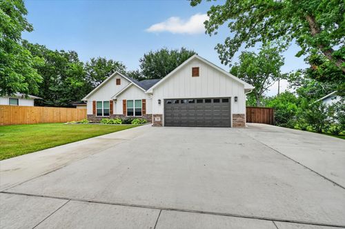1005 W Chambers St, Cleburne, TX, 76033-4703 | Card Image