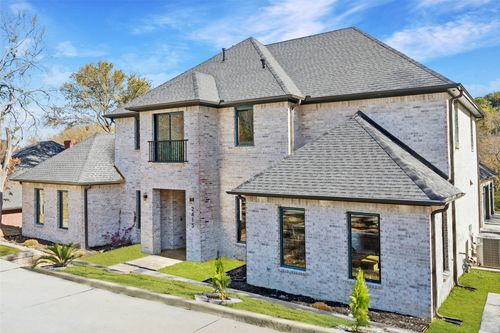 2415 Valley View Dr, Cedar Hill, TX, 75104-6712 | Card Image
