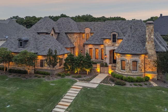 Discover the Perfect Blend of Spaciousness and Location with Nearly an Acre of Land | Image 4