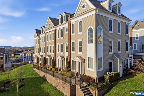 215 Roosevelt Dr, Wood Ridge, NJ, 07075-2524 | Card Image