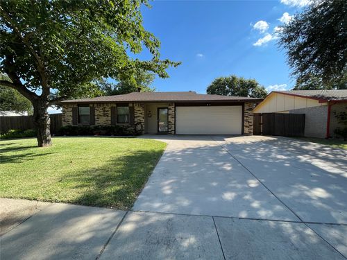 725 Parkvale Ln, Grand Prairie, TX, 75052-5216 | Card Image