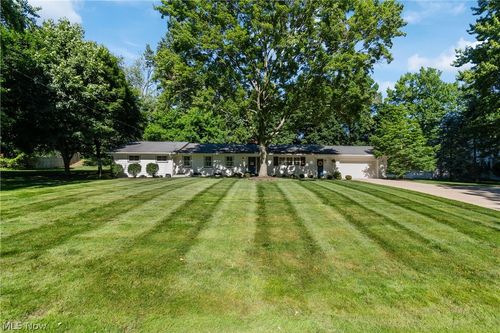 1001 Oneida Trl Sw, Hartville, OH, 44632-9417 | Card Image