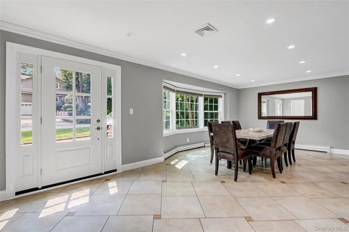 22 Wren Dr, Roslyn, NY, 11576-2722 | Card Image