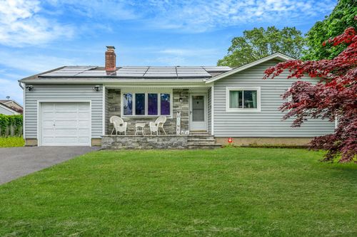 107 Avenue E, Holbrook, NY, 11741-2325 | Card Image