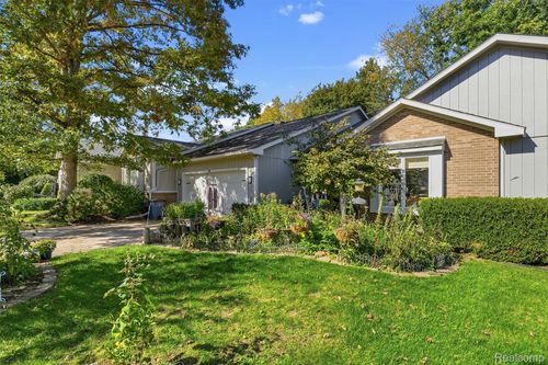 5553 Hickory Cir, Flushing, MI, 48433-2481 | Card Image