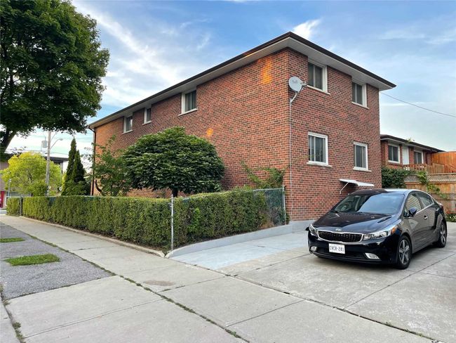 MAIN - 43 Chapman Ave, Home with 3 bedrooms, 1 bathrooms and 1 parking in East York ON | Image 3