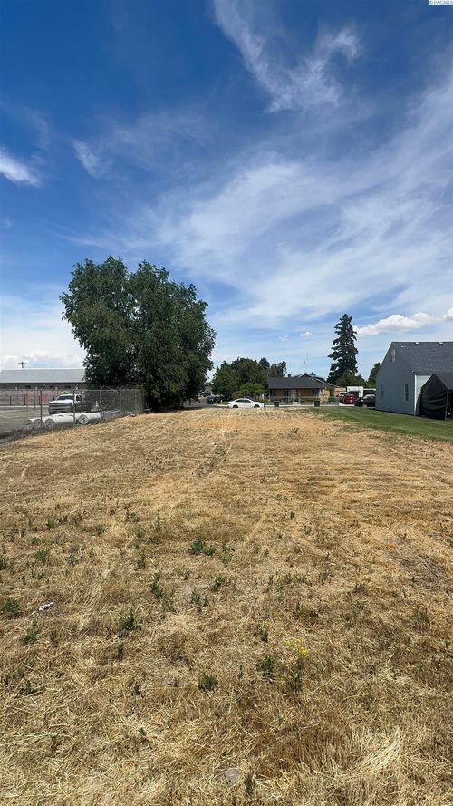 200 E 4th St, Grandview, WA, 98930-1651 | Card Image
