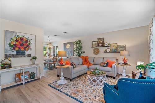 701 Highland Dr Sw, VERO BEACH, FL, 32962-8106 | Card Image