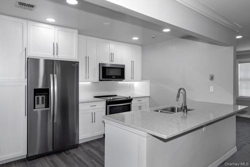 6-81 Secatogue Avenue, Oyster Bay, NY, 11735 | Card Image