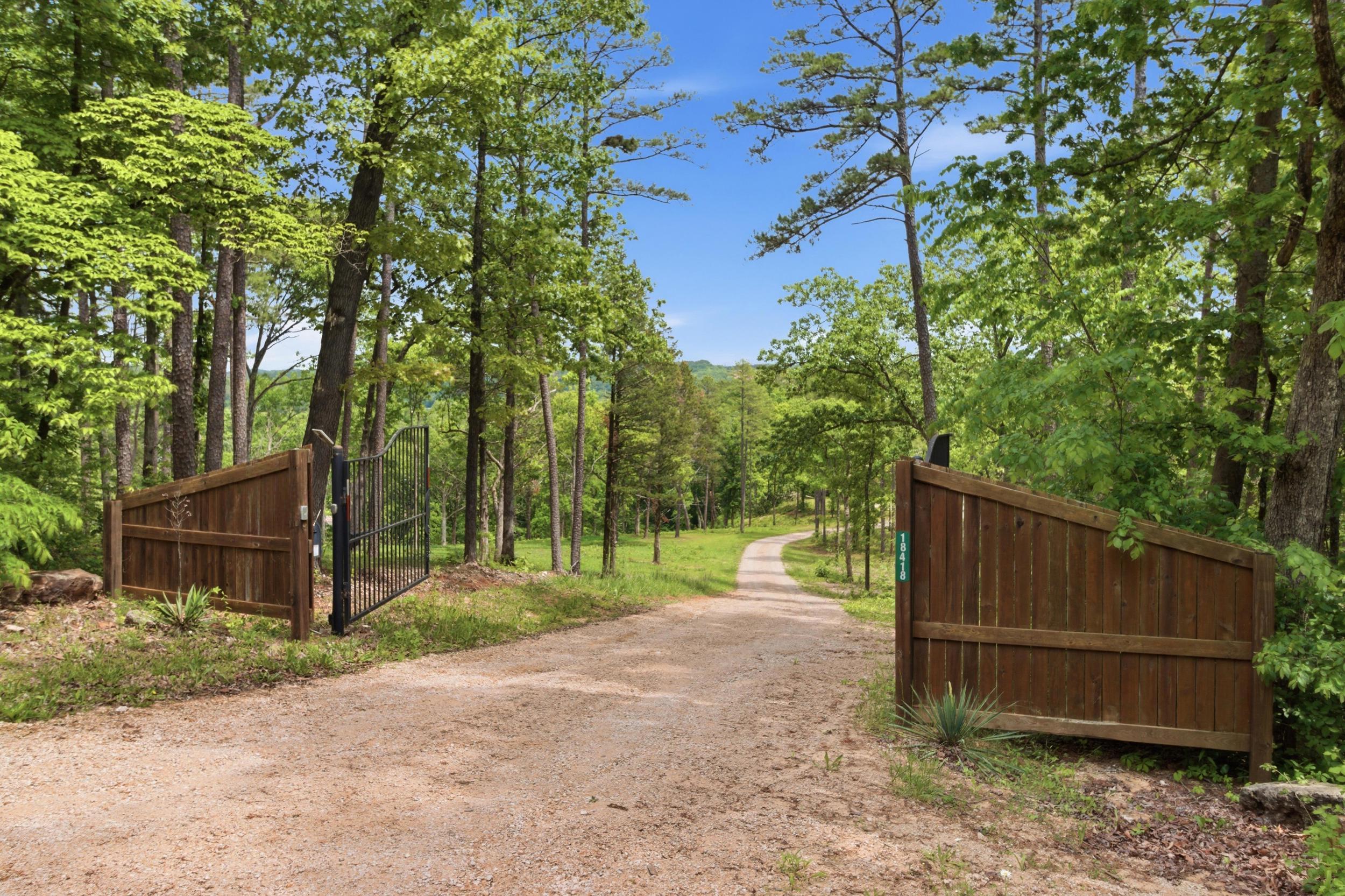 Land in Eminence 4